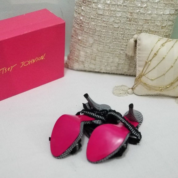 Betsey Johnson shoe - Picture 2 of 3